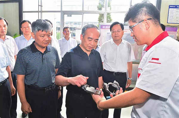 10.常務(wù)副省長(zhǎng)林武蒞臨我司檢查指導(dǎo)轉(zhuǎn)型項(xiàng)目建設(shè)工作.jpg 10.常務(wù)副省長(zhǎng)林武蒞臨我司檢查指導(dǎo)轉(zhuǎn)型項(xiàng)目建設(shè)工作.jpg